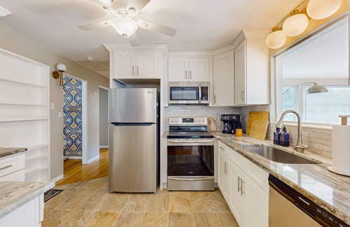 Mount Dora House | Walk to downtown at this charming home with bikes, wifi, and cornhole