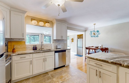 Mount Dora House | Walk to downtown at this charming home with bikes, wifi, and cornhole