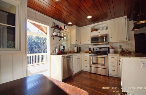 Cashiers House | Walk to Downtown Cashiers!CharmingSecluded Cottage w/Resort Access –Pet Friendly