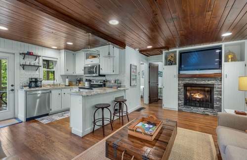 Cashiers House | Walk to Downtown Cashiers!CharmingSecluded Cottage w/Resort Access –Pet Friendly