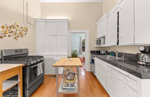 Ventura House | Walk To Downtown! Close To Beach -Hot Tub & Sauna