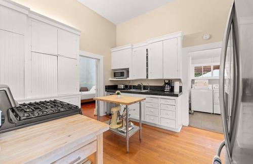 Ventura House | Walk To Downtown! Close To Beach -Hot Tub & Sauna