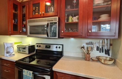 Historic Montford House | Walk to Downtown from Charming Cottage, in Historic Montford 30 Day Minimum Stay