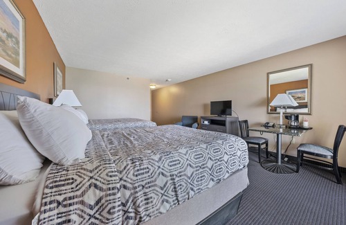 Put-in-Bay Hotel | Walk to Downtown PIB! Room sleeps 4!