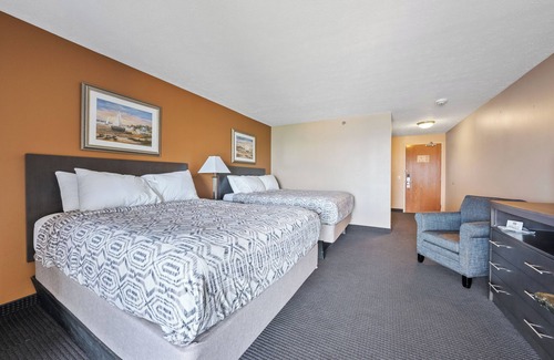 Put-in-Bay Hotel | Walk to Downtown PIB! Room sleeps 4!