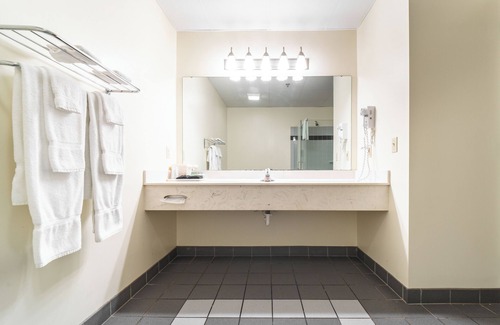 Put-in-Bay Hotel | Walk to Downtown PIB! Room sleeps 4!