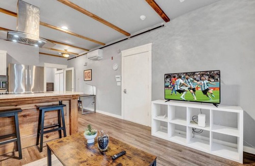 New Tacoma Apartment | Walk to DT | Fast Wi-fi + Long stay equipped!