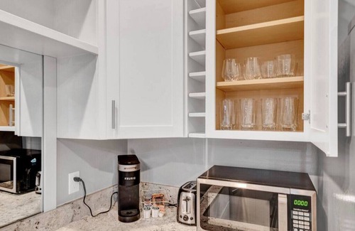 New Tacoma Apartment | Walk to DT | Fast Wi-fi + Long stay equipped!