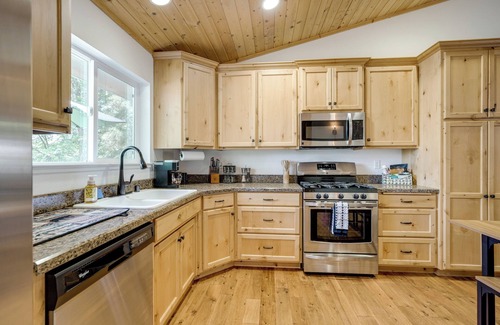 Twain Harte Cabin | Walk to Dtwn: Charming Family Cabin in Twain Harte