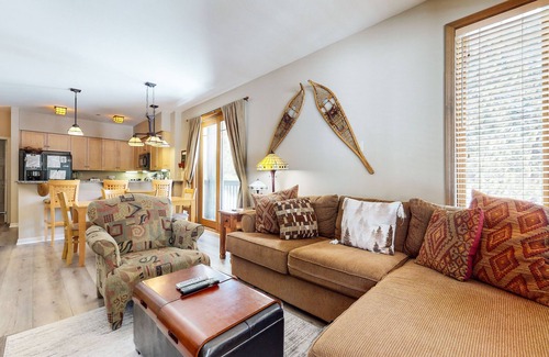 Mammoth Lakes Condo | Walk to Eagle Lodge, Covered Parking and Private Washer/Dryer, Hot Tub
