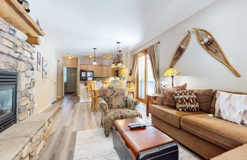 Mammoth Lakes Condo | Walk to Eagle Lodge, Covered Parking and Private Washer/Dryer, Hot Tub