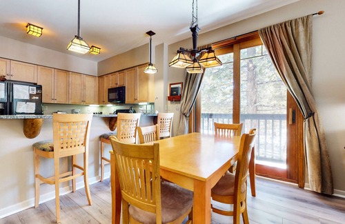 Mammoth Lakes Condo | Walk to Eagle Lodge, Covered Parking and Private Washer/Dryer, Hot Tub