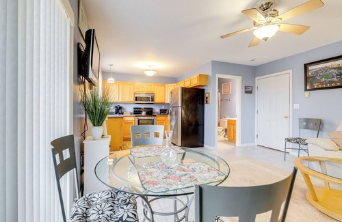 Groton Apartment | Walk to Eastern Point Beach: Apt w/Water View!