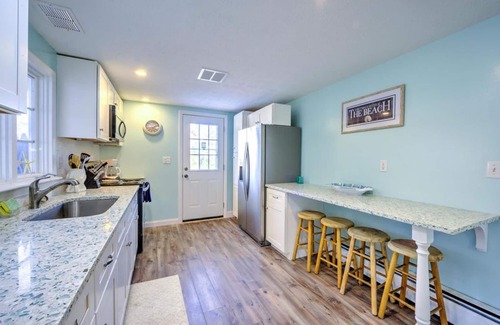 West Dennis House | Walk to family friendly beach in West Dennis!