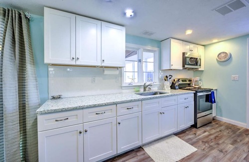 West Dennis House | Walk to family friendly beach in West Dennis!