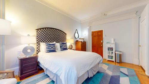 Coolidge Corner South Side Apartment | Walk To Fenway, Longwood Medical, Large Pvt Room