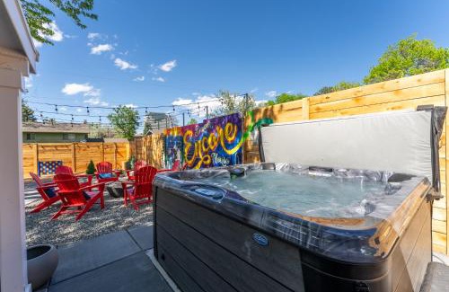 Castlewood House | Walk To Fiddlers Grn, Hot Tub, Mini Golf, Theater