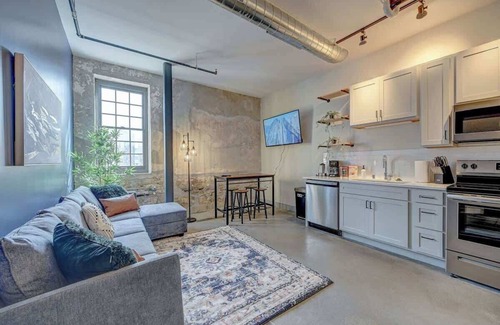 Westown Apartment | Walk to Fiserv & Pabst | Pool, Gym, W/D + Parking