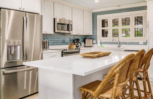 Ono Island Apartment | Walk to Florabama from Renovated Ground Floor 2Bd-2Ba with Pickleball, Boat Slips