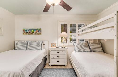 Ono Island Apartment | Walk to Florabama from Renovated Ground Floor 2Bd-2Ba with Pickleball, Boat Slips