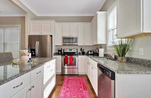 Dixon Park House | Walk to Forsyth, River Street, and Downtown! Pet Friendly, large fenced in yard!