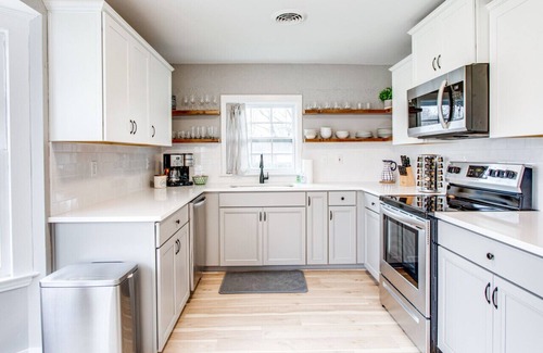 Franklin House | Walk to Franklin Grill OutdoorTheater Porch Swing