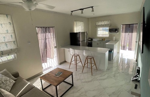 Atlantic Shores Cottage | Walk to Freights Bay surfing & Miami Beach! Perfect for remote workers.