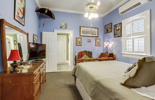 Faubourg Marigny Bed & Breakfast | Walk to French Quarter & cool off in the pool!