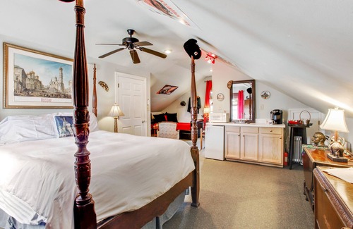 Faubourg Marigny Bed & Breakfast | Walk to French Quarter & cool off in the pool!