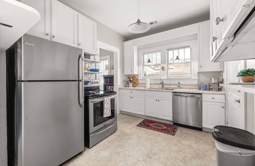 Gainesville Apartment | Walk to Gainesville Square for Fall Fun|Near NGHS
