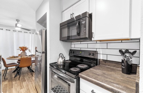 Central Arlington Apartment | 🏈⚾ Walk to games, chill in style—your fan HQ awaits! 2 br Professional designed!