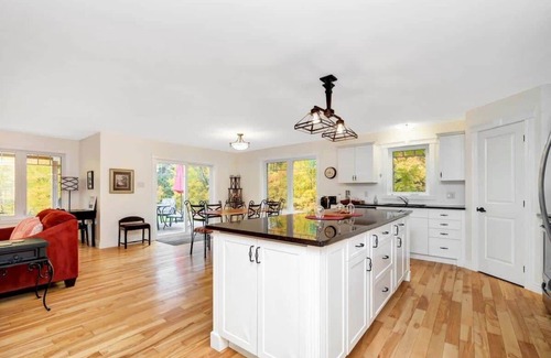 Calabogie House | Walk to golf course, 10 mins to ski hill!
