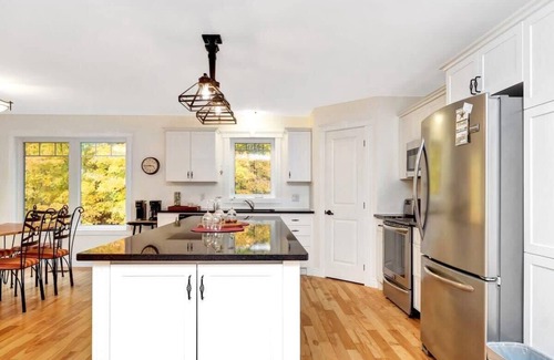 Calabogie House | Walk to golf course, 10 mins to ski hill!