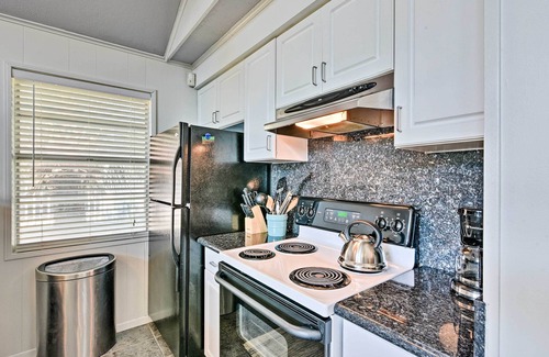 Pirates Beach House | Walk to Gulf: Cozy Beach House in Galveston!