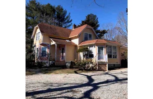 West Mystic House | Walk to Historic Downtown Mystic! Best Location—beach, marinas, eateries!
