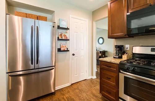 Grapevine House | Walk to Historic Main St | 30+ days stays & pet friendly