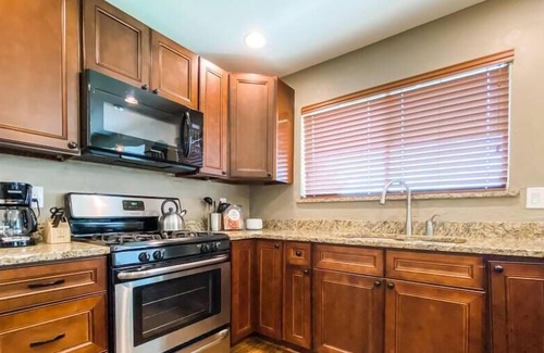 Grapevine House | Walk to Historic Main St | 30+ days stays & pet friendly