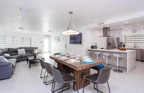 Hollywood Lakes Villa | WALK to Hollywood Beach Spectacular 5BR and 5BA Villa