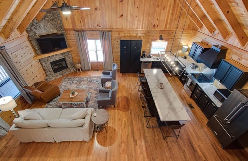 Silver Point Cabin | Walk to Hurricane Marina!