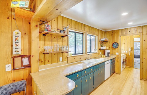 Prattville Cabin | Walk to Lake Almanor: Prattville Cabin w/2 Decks!