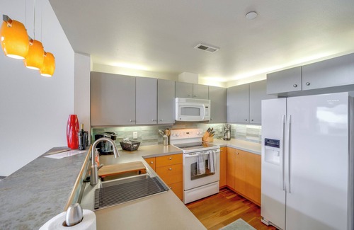 Chelan Apartment | Walk to Lake Chelan: Top-level Waterfront Condo