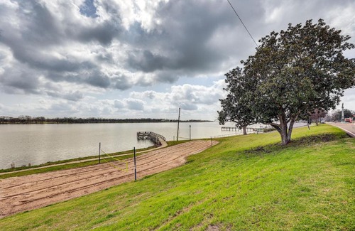 Lake Village House | Walk to Lake Chicot Cottage with Yard and Views!