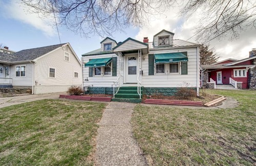 Erie House | Walk to Lake Erie and Beach Access Home with Deck!