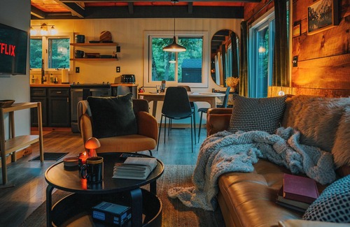Chocorua Ski and Beach Cabin | Walk to lake~ kayak~campfire~picklelball. Plus ideal base for Wht Mtn Adventure!