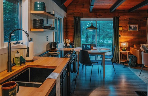 Chocorua Ski and Beach Cabin | Walk to lake~ kayak~campfire~picklelball. Plus ideal base for Wht Mtn Adventure!