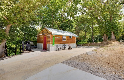 Lake Lafayette Apartment | Walk to Lake Lafayette: Wooded Cabin w/Deck!