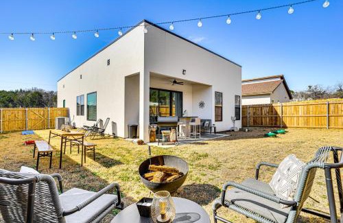 Granbury House | Walk to Lake Modern Pet-Friendly Home in Granbury