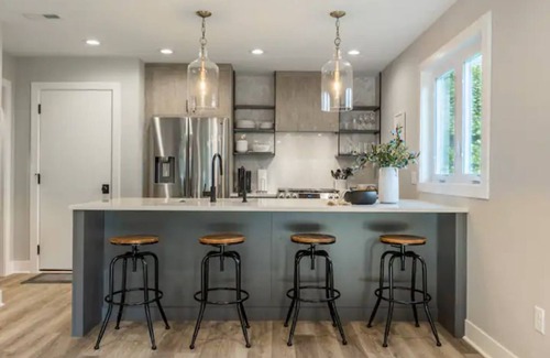 Williams Bay House | Walk to lake, restaurants and more!