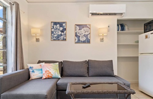 Volente Cabin | Walk to Lake Travis| Lakefront Waterpark│Bright Studio for 2│Firepit & Patio