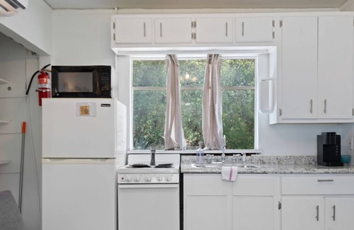 Volente Cabin | Walk to Lake Travis| Lakefront Waterpark│Bright Studio for 2│Firepit & Patio